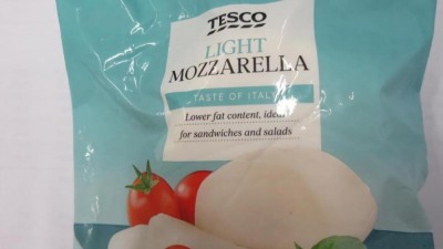 Potravinářská inspekce zjistila falšovanou mozzarellu z dovozu, prodávalo ji Tesco, vyrobená byla z Polsku