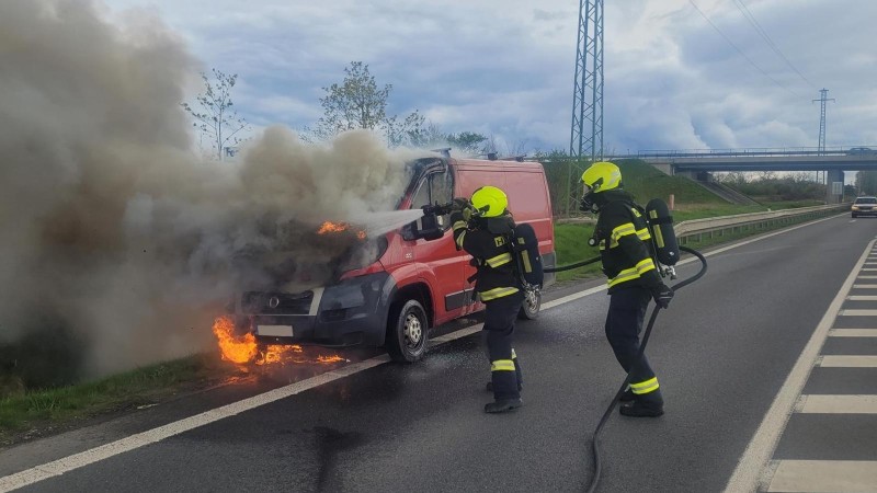 Na silnici do Zlonic hořela dodávka