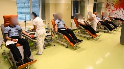 Jednadvacet kladenských policistů darovalo cennou tekutinu