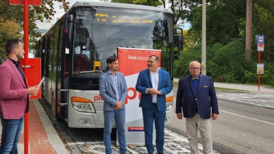 U školy ve Slaném Na Hájích jsou nové autobusové zastávky. Děti díky tomu už nemusí přes rušnou křižovatku