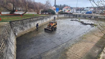 Ve Slaném se čistila umělá vodní nádrž, nakonec zůstala bez odpadků i vody