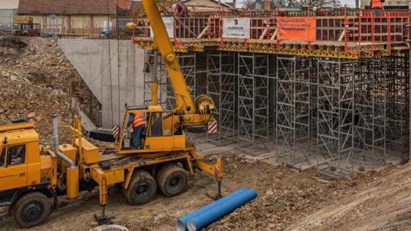 Ode dneška uzavřen přejezd na ulici Františka Kloze. Kvůli modernizaci železnice