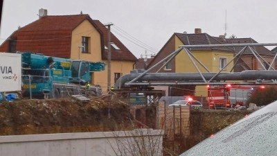 Část Kladna bez proudu. V Klikorkově nacouval jeřáb do sloupu a shodil vedení