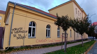 Ve Velvarech někdo posprejoval školu nápisy o \