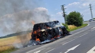 U Velké Dobré hořely balíky slámy na náklaďáku. Od cigarety