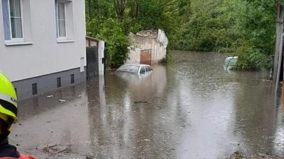 Na třicet událostí řešili hasiči od včerejšího odpoledne kvůli vydatnému dešti. Na Kladně se vytvořila laguna