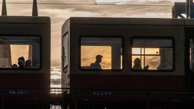 Obraz, meč, bednu se šampaňským, i křovinořez a ještě přes osmnáct tisíc předmětů zapomněli lidé ve vlacích