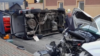Tři vozidla v sobě v Hostouni