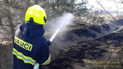 Požáry zakládal dobrovolný hasič. Středočeská policie ho vypátrala