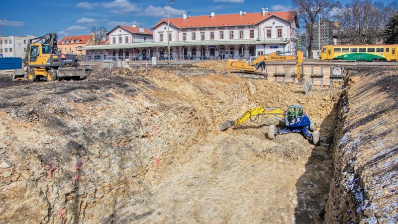 Na trati na Kladno se budují podchody