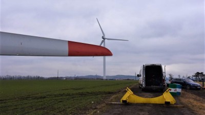 Větrná elektrárna ve Pcheráh je bez vrtule, provádí se na ní výměna převodovky