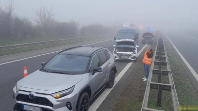 Mlha úřaduje také na dálnici D6. 11 aut v sobě