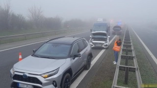 Mlha úřaduje také na dálnici D6. 11 aut v sobě