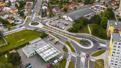 V Kročehlavech na kruhovém objezdu se srazil autobus s osobákem. Nehoda komplikuje provoz