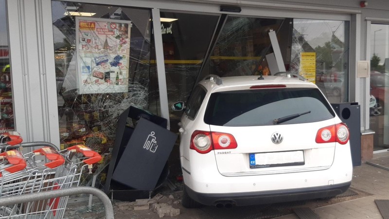 Stalo se ve Středočeském kraji. Auto vjelo až do supermarketu