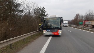 Hrozil požár autobusu. Hasiči na dálnici evakuovali cestující