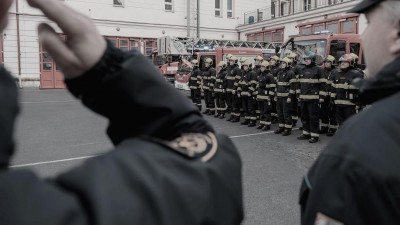 Hasiči uctí oběti čtvrtečního útoku v Praze, v den státního smutku v poledne vyjedou s technikou před své stanice