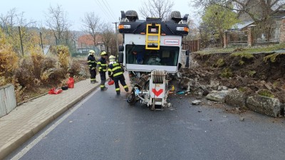 U Říčan se pod jeřábem utrhla krajnice. Takhle skončil