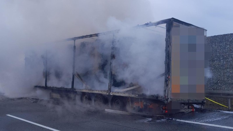 D&aacute;lnice z Prahy do &Uacute;st&iacute; r&aacute;no st&aacute;la. Hořel kamion