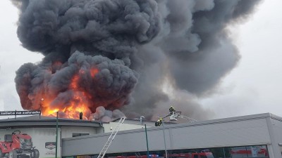 Obrovský požár ve Středočeském kraji. Hoří Hecht v Tehovci