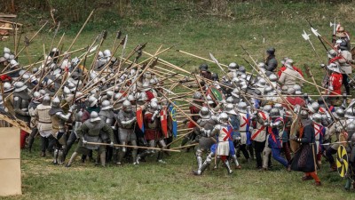 12 + 1 tip na víkend: Pálení čarodějnic, Krutákův pochod, jízdy parním vlakem, bitva o Libušín i exkurze na letišti