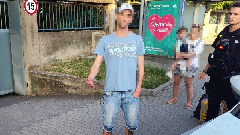 Hledaný muž nejprve močil na veřejném místě, pak zdrhal a nakonec dělal mrtvolu