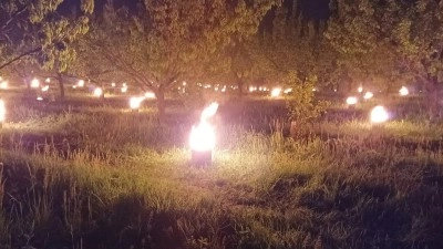 Ovocnáři bojují proti mrazu. Ve Slaném zapálili ohně