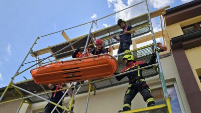 Zraněného muže na rozestavěné střeše domu zachraňovali hasiči lezci