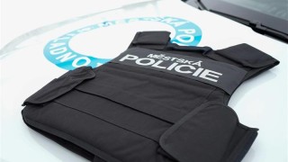 Šestnáctiletý řídil auto se zhasnutými světly. Chytili ho v Unhošťské