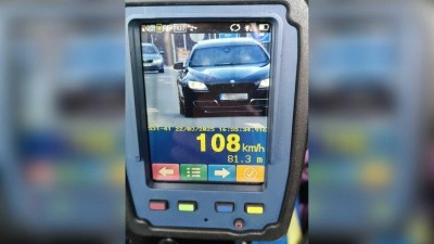 Řidič BMW prosvištěl po Americké ulici v Kladně 108 km/h, změřili ho strážníci