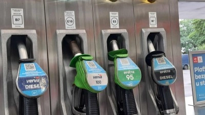 Dobrá zpráva pro řidiče: Ceny pohonných hmot výrazně klesají, a měly by i nadále. Ekonom vysvětluje, proč tomu tak je
