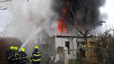 Manipulace se žhavým popelem způsobila pořár domu v rekonstrukci v obci Pchery. Škoda 5 milionů korun