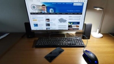 Žena z Kladna prodávala lyžařskou helmu, podvodník z ní dostal údaje k platební kartě