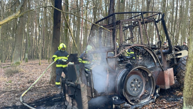 Takhle shoří traktor za hodinu. Požár v lese na Rakovnicku