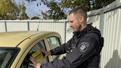 Kladno bojuje proti vrakům v ulici a označuje je žlutými nálepkami