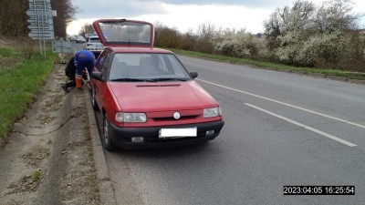 Hlídka kladenských strážníků pomohla řidiči, který měl defekt kola přípojného vozíku