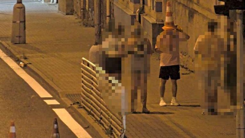 Kužely na silnici neslouží na parádu. Mladík je považoval za trofej