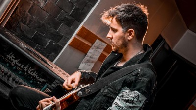 Kladenský muzikant Jary Tauber vydává debutové album