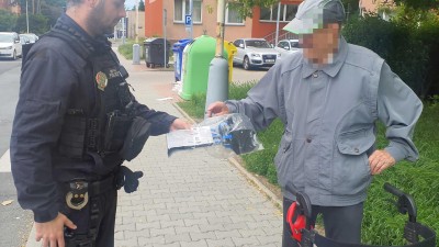 Za Kladno bez exkrementů. Strážníci starším a nemohoucím rozdávají pomůcku kerbl