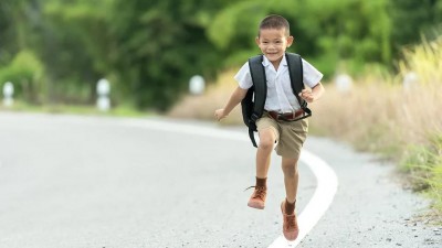 Jak dítě připravit na bezpečnou cestu do školy? Seznamte je raději předem s různými situacemi