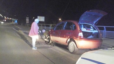 Seniorku zradilo na mostě ve večerních hodnách auto. Pomoc přišla, ale odjinud než čekala