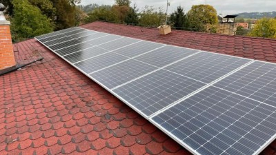 Ve Stochově začnou budovat solární elektrárny na škole, úřadě a sportovních halách