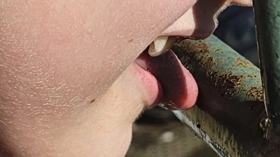 Jako v Obecné škole. Chlapci přimrzl u kročehlavské školy jazyk k zábradlí