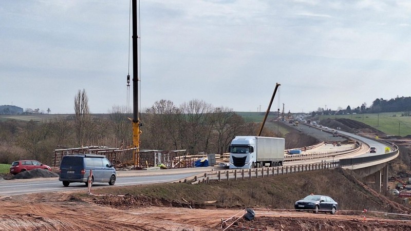 Dostavba d&aacute;lnice D7 u Knov&iacute;ze jede podle pl&aacute;nu