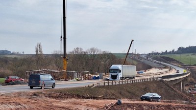 Dostavba d&aacute;lnice D7 u Knov&iacute;ze jede podle pl&aacute;nu