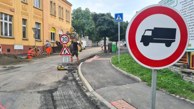 V ulici Netovická se začal opravovat povrch silnice