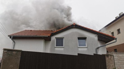 Šest jednotek hasičů likvidovalo požár rodinného domu v Tuchoměřicích