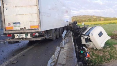 Tragická nehoda u Olbramovic: Řidič osobního auta vjel do protisměru a čelně se střetl s kamionem, zraněním na místě podlehl