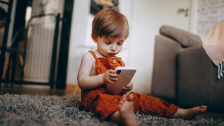 Kdy d&aacute;t dětem mobil? Beseda v Bu&scaron;těhradě s krotitelem digidět&iacute; porad&iacute;