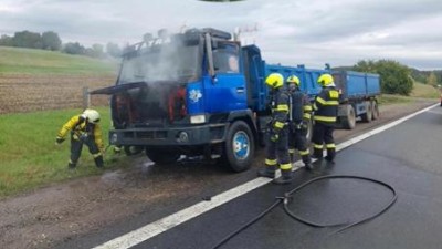 U Sazené hořelo nákladní auto